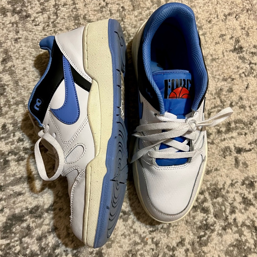 Nike White and Blue Low-Top Sneakers - Picture 3 of 5